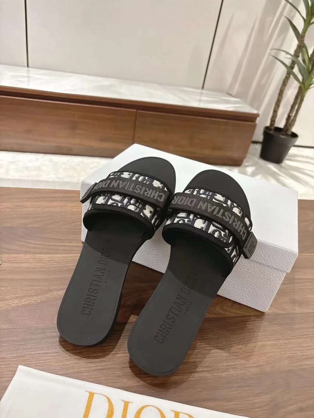 👟👟Ex-factory price 380👟👟 Dior D’s latest series of Velcro buckle sandals and slippers in new colors! Perfect reproduction of the original version, the most popular color matching fabric, super layered ▪️Original molded high-end TPU outsole (not ordinary rubber) ▪️Very comfortable and easy to walk. All upper materials are custom-made from the original ▪️3D electric embroidered three-dimensional cloth surface, very versatile, a must-have for lazy people in summer ▪️Number of yards: 35-41